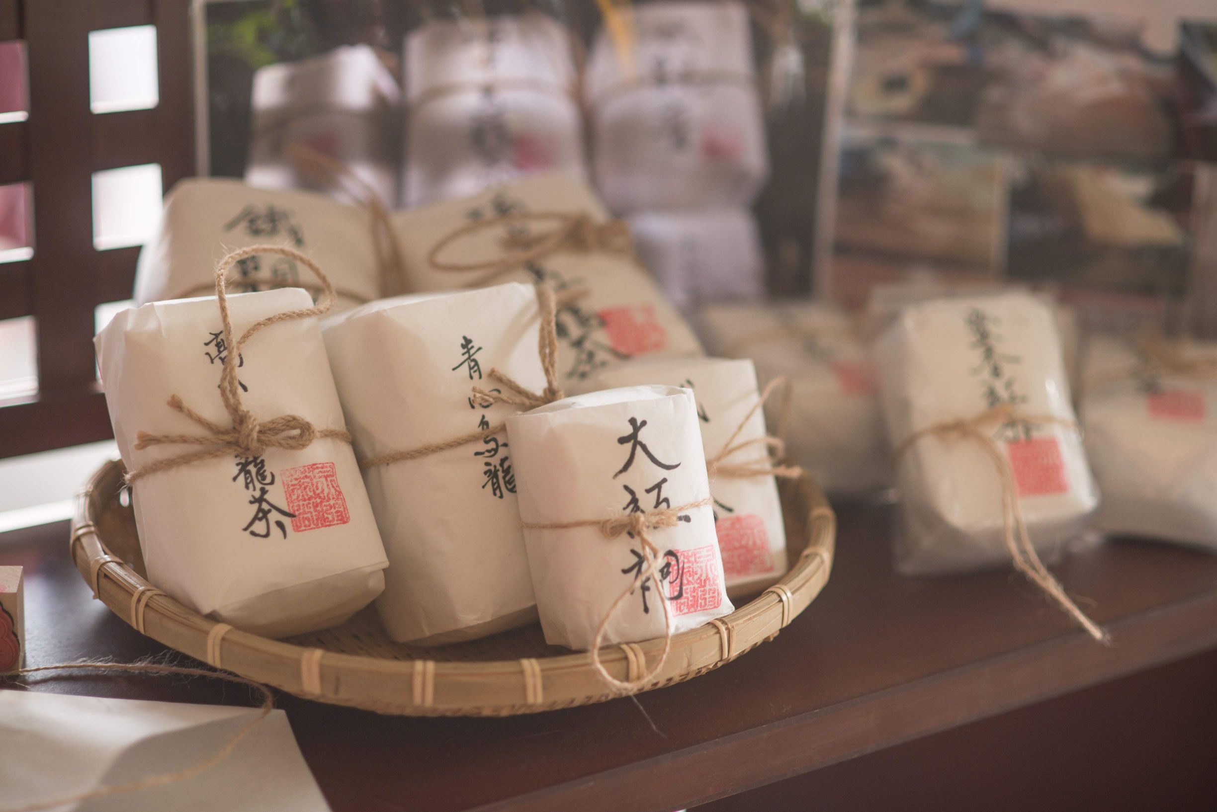 泉發製茶廠 手工包裝的烏龍茶與大紅袍茶葉